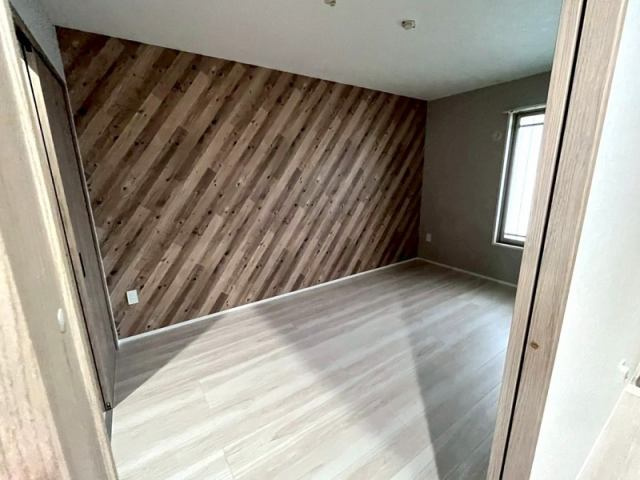 高知市桜井町　サーパスシティ桜井町の洋室|おしゃれな斜め木目のアクセント壁が魅力。寝室にも子ども部屋にも使いやすい洋室です。