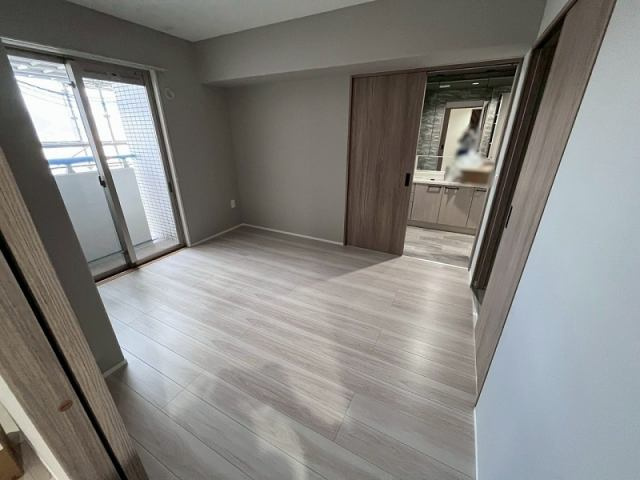 高知市桜井町　サーパスシティ桜井町の洋室|バルコニーに出られる明るい洋室。生活動線が良く、日常の暮らしが快適になる空間です。