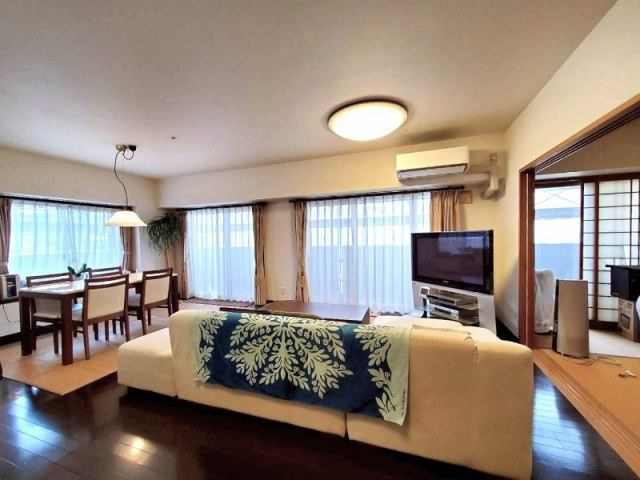 高知市鷹匠町１丁目　フローレンス鷹匠の居間・リビング|明るく風通しの良いLDKで快適な毎日を♪