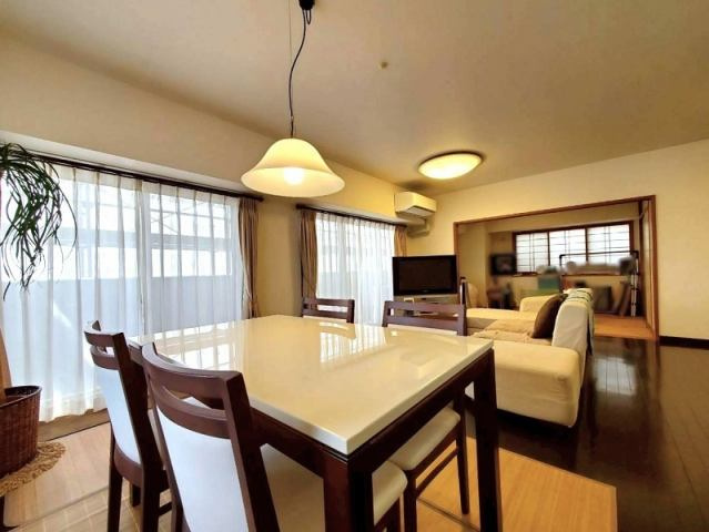 高知市鷹匠町１丁目　フローレンス鷹匠の居間・リビング|リビング横の和室を開ければ一体空間として利用可能。