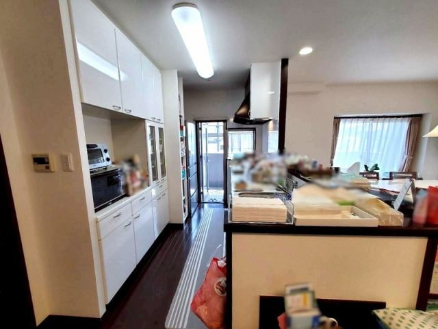 高知市鷹匠町１丁目　フローレンス鷹匠のキッチン|明るく開放的なキッチンは、勝手口からバルコニーへ一直線。調理しながら外の風を感じられる心地よさが魅力。