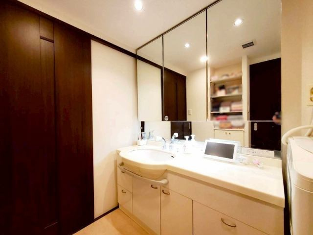 高知市鷹匠町１丁目　フローレンス鷹匠の独立洗面台|大型三面鏡で明るく広々。天井までの鏡面収納が魅力です。