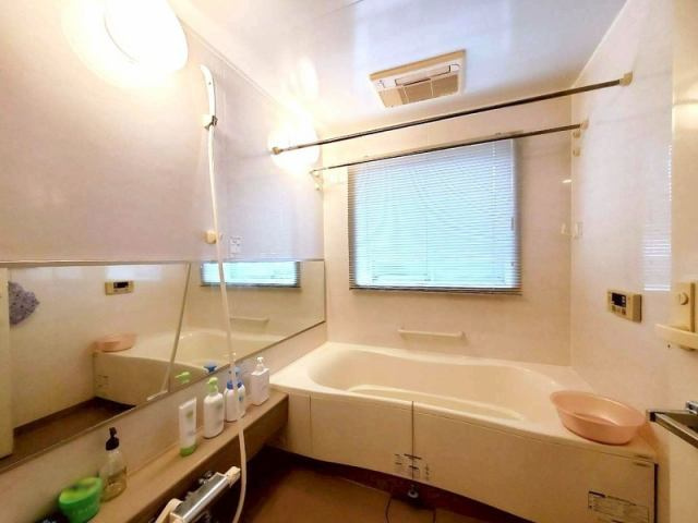 高知市鷹匠町１丁目　フローレンス鷹匠の浴室|大きな窓から自然光が差し込む明るいバスルーム。換気もしやすく、カビの発生を防ぎやすい設計です。清潔感と快適さを兼ね備えたリラックス空間です