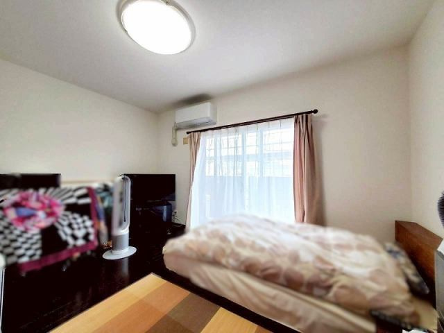 高知市鷹匠町１丁目　フローレンス鷹匠の洋室|朝の光を感じながら気持ちよく目覚められる南向きの洋室