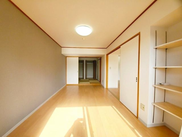 高知市九反田　中古マンションのその他|バルコニーに面した大きな窓から自然光が入り、一日を通して心地よく過ごせる空間です