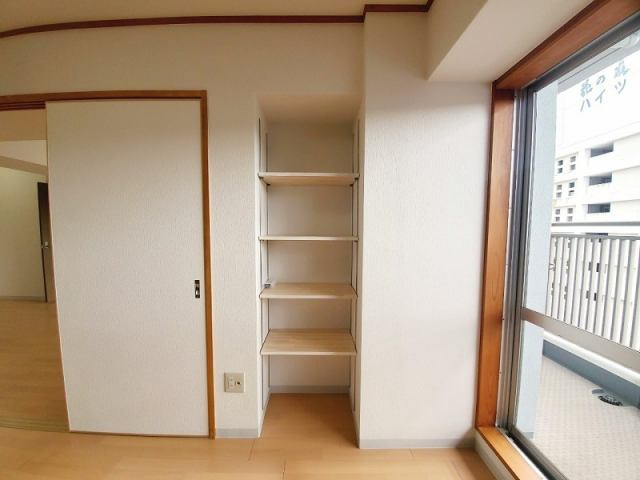 高知市九反田　中古マンションの収納|本や雑貨、小物を美しく収納できる造り付け棚。お部屋を広く見せながら機能性も確保します