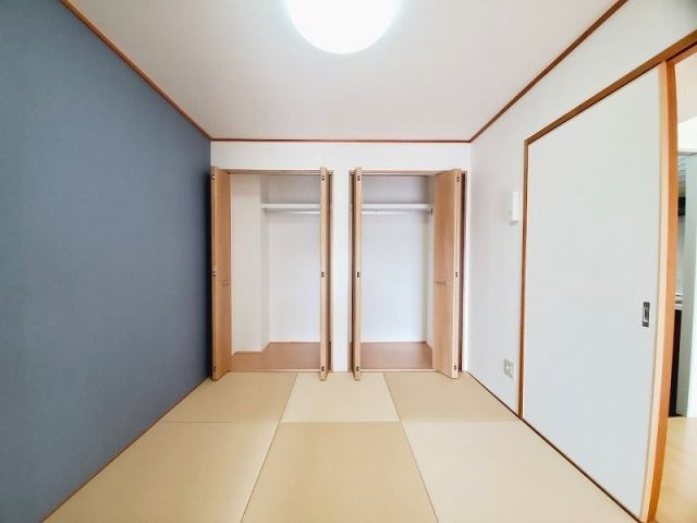 高知市九反田　中古マンションの和室|2つのクローゼットで収納力◎寝室や客間としても使いやすい空間です。