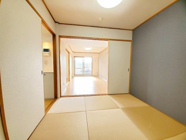 高知市九反田　中古マンションの和室|引き戸を開ければ広々とした一体空間に。