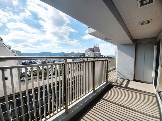 高知市九反田　中古マンションのバルコニー|高層階ならではの爽快な景色と心地よい風。お天気の良い日は洗濯物もよく乾きます
