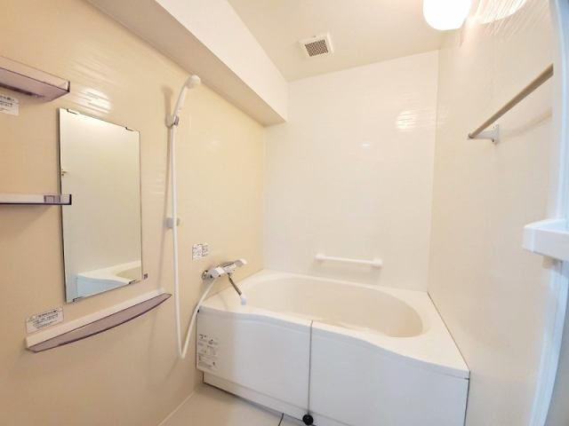 高知市九反田　中古マンションの浴室|明るい色調で清潔感のある浴室。一日の疲れを癒やす、リラックス空間です。
