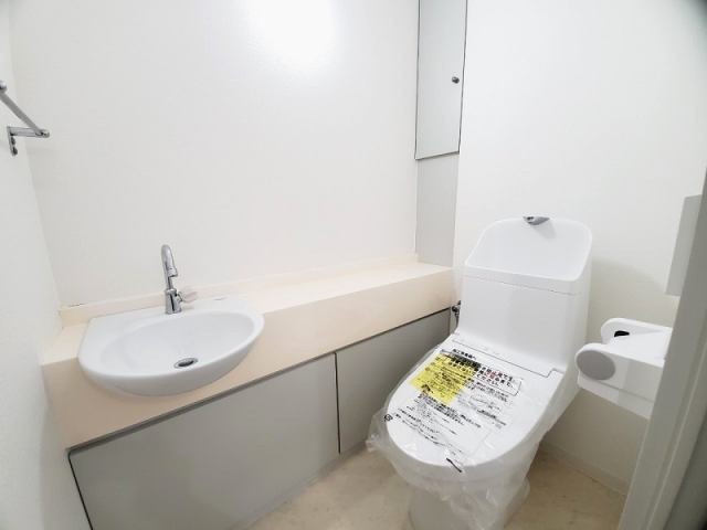 高知市九反田　中古マンションのトイレ|手洗いカウンター付きで衛生的♪