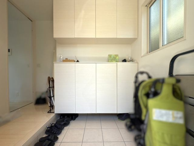 高知市薊野北町３丁目　　中古一戸建ての玄関|窓から光が差し込む明るい玄関。清潔感のある空間です