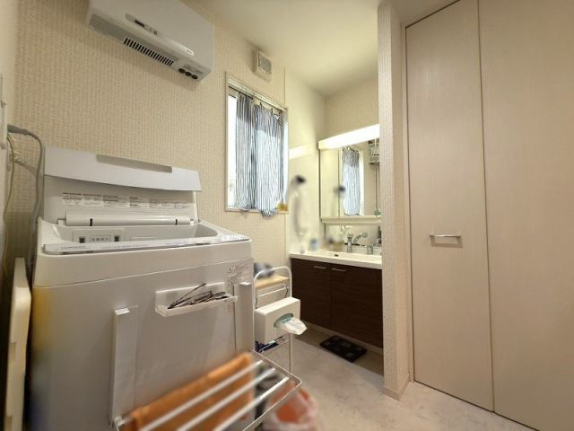 高知市薊野北町３丁目　　中古一戸建ての独立洗面台|三面鏡タイプの洗面化粧台で収納力も◎　毎日の身支度を快適に