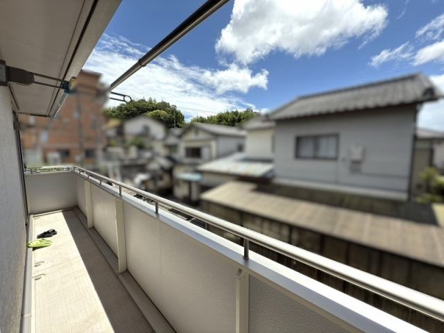 高知市薊野北町３丁目　　中古一戸建てのバルコニー|日当たり良好のワイドバルコニー。洗濯物もたっぷり干せます