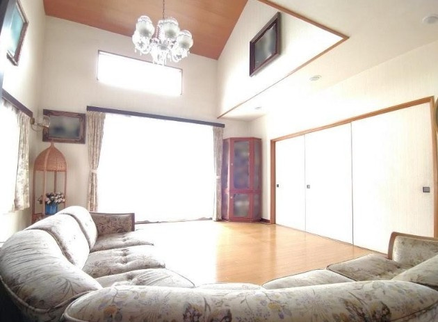 高知市介良乙　中古一戸建ての居間・リビング|心地よい光に包まれる空間は、家族団らんや来客時にもぴったり