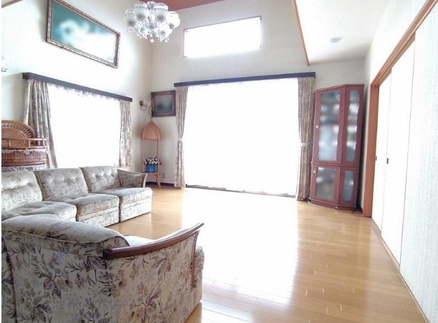 高知市介良乙　中古一戸建ての居間・リビング|心地よい光に包まれる空間は、家族団らんや来客時にもぴったり