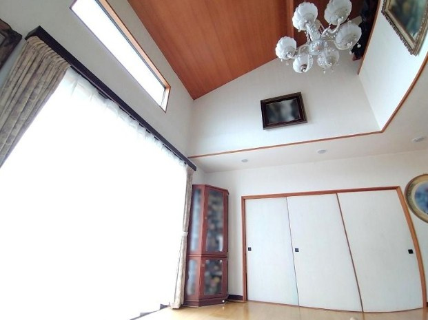 高知市介良乙　中古一戸建てのその他|吹き抜けリビングで開放感たっぷり！大きな窓から明るい光が差し込みます