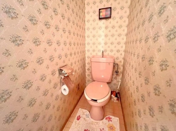 高知市介良乙　中古一戸建てのトイレ|現状でも清潔感あり。リフォームでさらに快適な空間に変えられます。