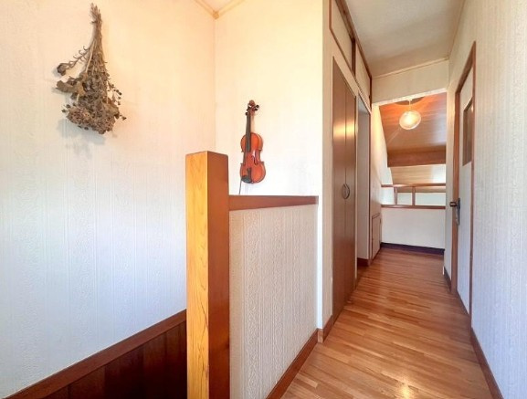 高知市介良乙　中古一戸建てのその他|ナチュラルな雰囲気の廊下は、ご家族の生活動線をスムーズにします