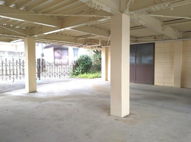 高知市介良乙　中古一戸建ての駐車場|雨の日も安心の屋根付き駐車場。3台駐車可能で使い勝手◎