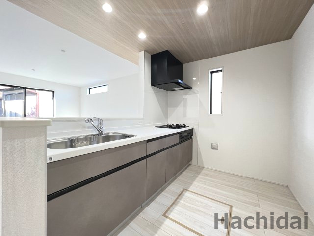 高浜市呉竹町4期2棟　新築一戸建のキッチン|リビングで遊ぶお子様を見守りながらお料理ができる人気のカウンターキッチンです。