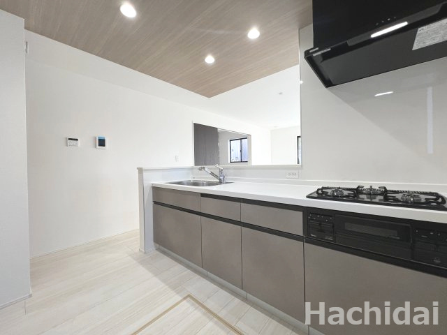 高浜市呉竹町4期2棟　新築一戸建のキッチン|収納豊富なシステムキッチンは、作業が快適でお手入れもカンタン。