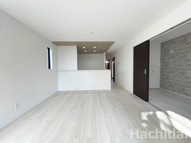 高浜市呉竹町4期2棟　新築一戸建の居間・リビング|LDK15.75帖
ソファなどの大きな家具もゆとりを持って配置できます
