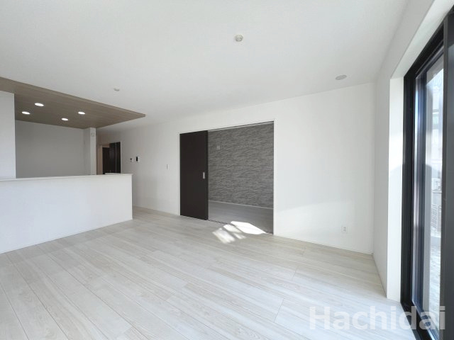 高浜市呉竹町4期2棟　新築一戸建の居間・リビング|掃き出し窓の開放感が心地よいLDK。どこにいても陽差しが感じられる居心地の良い空間です。