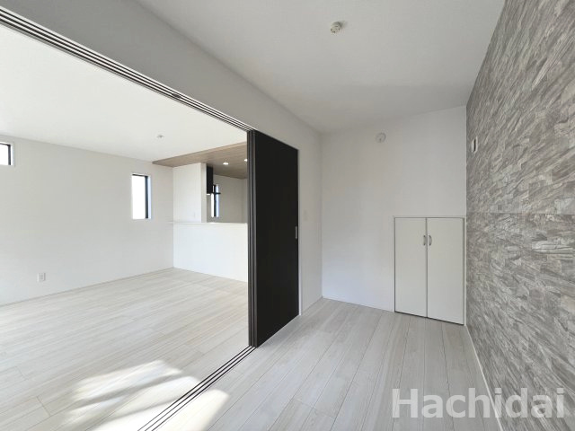 高浜市呉竹町4期2棟　新築一戸建の洋室|１階南側4.0帖洋室　
間仕切りを閉めると、一つの部屋として使い勝手が良い間取りです。