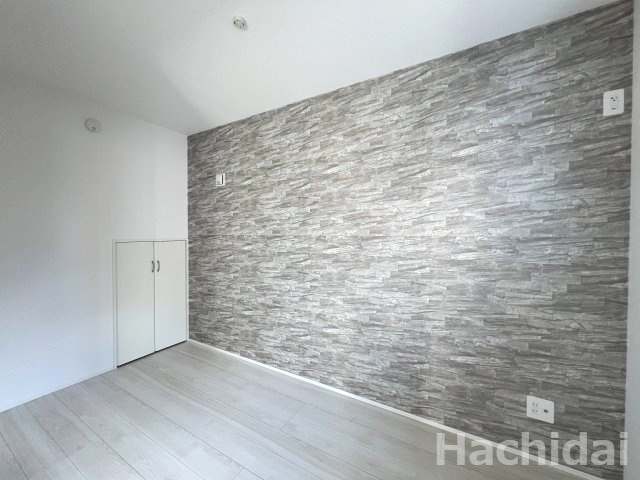 高浜市呉竹町4期2棟　新築一戸建の洋室|洋室モノトーンのアクセントクロスがおしゃれです
