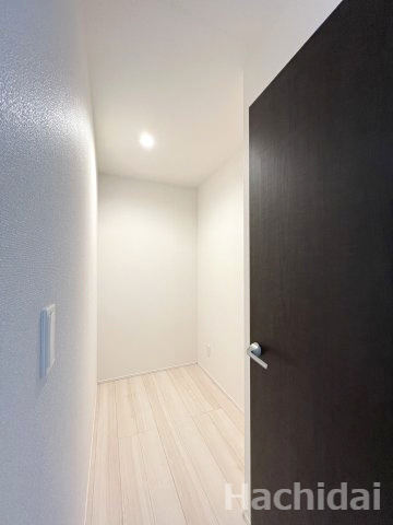 高浜市呉竹町4期2棟　新築一戸建の収納|キッチン裏のパントリーは1.5帖の大きさ。ほしい物がすぐに取り出せてとっても便利。普段使わない調理家電や食料品、飲料水のストック置き場として重宝します。
