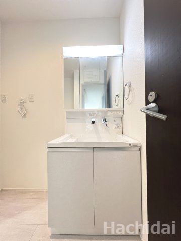 高浜市呉竹町4期2棟　新築一戸建の独立洗面台|メイクやヘアセットに便利な三面鏡と、温水シャワー付き水栓を標準装備した洗面化粧台です。