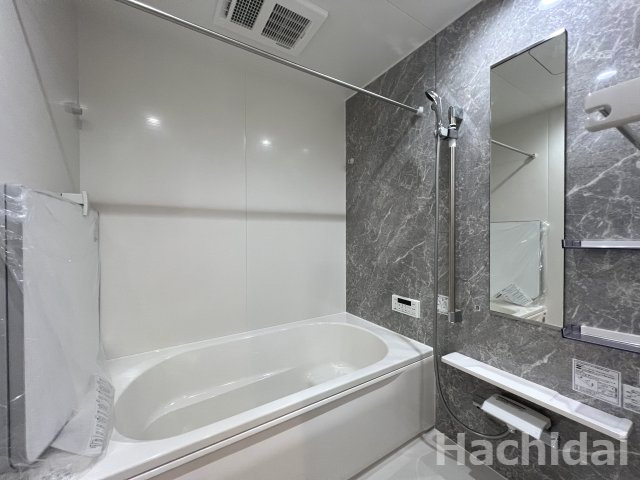 高浜市呉竹町4期2棟　新築一戸建の浴室|シックで高級感のあるバスルームです
浴室暖房乾燥機を標準装備し、夜間でも洗濯物を乾かすことができます