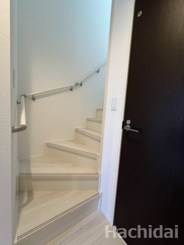 高浜市呉竹町4期2棟　新築一戸建の内装|玄関から2階の個室に直行できるリビング外階段です。
リビング外階段は１階の音が２階へ届きにくく、エアコンの効率もいいです♪　　