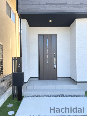 高浜市呉竹町4期2棟　新築一戸建のエントランス|シンプルでモダンなエントランスホールです。訪れる方を心地よく迎えてくれます。