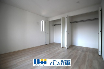 【洋室】 | クレイドルガーデン山口市平井第７（２号棟） | 明るさを基調とした部屋は、光を反射するので部屋を明るく美しく見せる効果もあります。