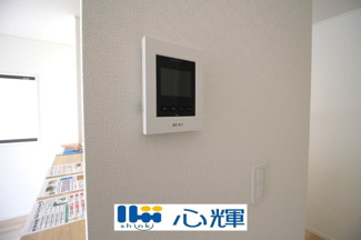 【セキュリティ】 | クレイドルガーデン山口市平井第７（２号棟） | 玄関にはＴＶモニター付きインターホン（カメラ）が標準設置。セキュリティも安心です。
