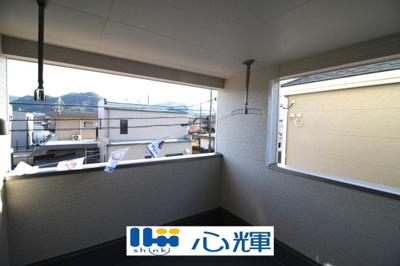 【バルコニー】 | クレイドルガーデン山口市平井第７（２号棟） | 日当たりのよい住宅エリアですので、多くの陽光が降り注ぎ、室内には陽だまりを生み出してくれます。