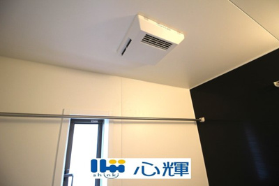 【設備】 | クレイドルガーデン山口市平井第７（２号棟） | 浴室換気・乾燥・暖房機（本体）。冬場の予備暖房、夜間や梅雨時の衣類乾燥、カビ対策などに活躍します。
