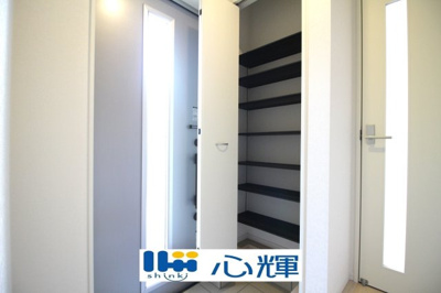 【玄関】 | クレイドルガーデン山口市平井第７（２号棟） | たくさんある靴もすべて収納して頂け、玄関をスッキリ綺麗な空間にまとめます。


