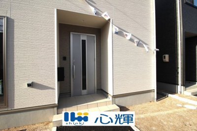 【玄関】 | クレイドルガーデン山口市平井第７（２号棟） | 家の顔となる玄関。 ゲストを迎え入れても安心の空間です。
