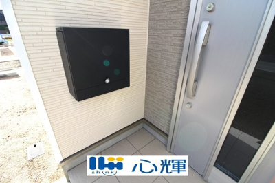 【設備】 | クレイドルガーデン山口市平井第７（２号棟） | 玄関に設置の宅配ボックスは外出で不在の時も荷物の受け取りが可能です♪
