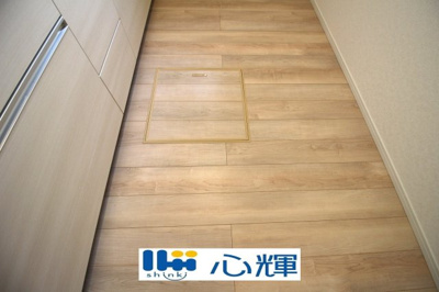 【収納】 | クレイドルガーデン山口市平井第７（２号棟） | キッチン床下収納です。いざというときの非常食や使用頻度の低いものをコンパクトに収納します。