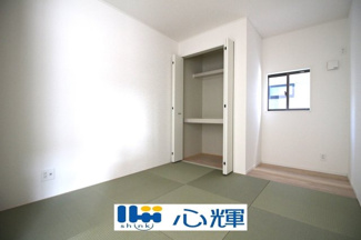 【和室】 | クレイドルガーデン山口市平井第７（２号棟） | リビングの横に和室があれば、畳の上で遊ぶ子供をキッチンから見守れるので嬉しいですね。

