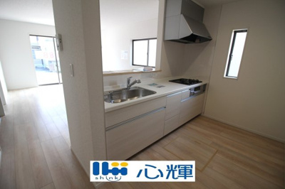 【キッチン】 | クレイドルガーデン山口市平井第７（２号棟） | 充分なスペースを実現したキッチン空間となっています。寛ぐ方とお料理をされる方の一体感を重視した設計。