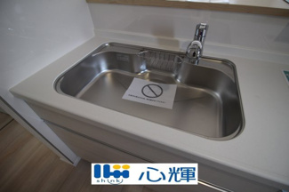 【キッチン】 | クレイドルガーデン山口市平井第７（２号棟） | 浄水器付きです。水栓は先端が引き出せるのでシンクの隅々まで水が届きます。


