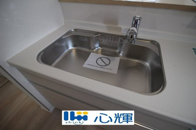 【キッチン】 | クレイドルガーデン山口市平井第７（２号棟） | 浄水器付きです。水栓は先端が引き出せるのでシンクの隅々まで水が届きます。


