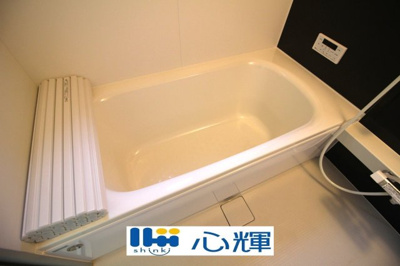 【浴室】 | クレイドルガーデン山口市平井第７（２号棟） | 疲れを癒す場所にふさわしい快適で清潔な空間で、心も体もオフになるリラックスタイムをお楽しみ下さい。