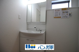 【独立洗面台】 | クレイドルガーデン山口市平井第７（２号棟） | 平日の朝であっても落ち着きと寛ぎを感じられ、スムーズに身支度が完了します。