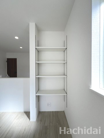 碧南市宮町6丁目第1期　新築一戸建　＜2号棟＞の収納|リビング造作可動棚